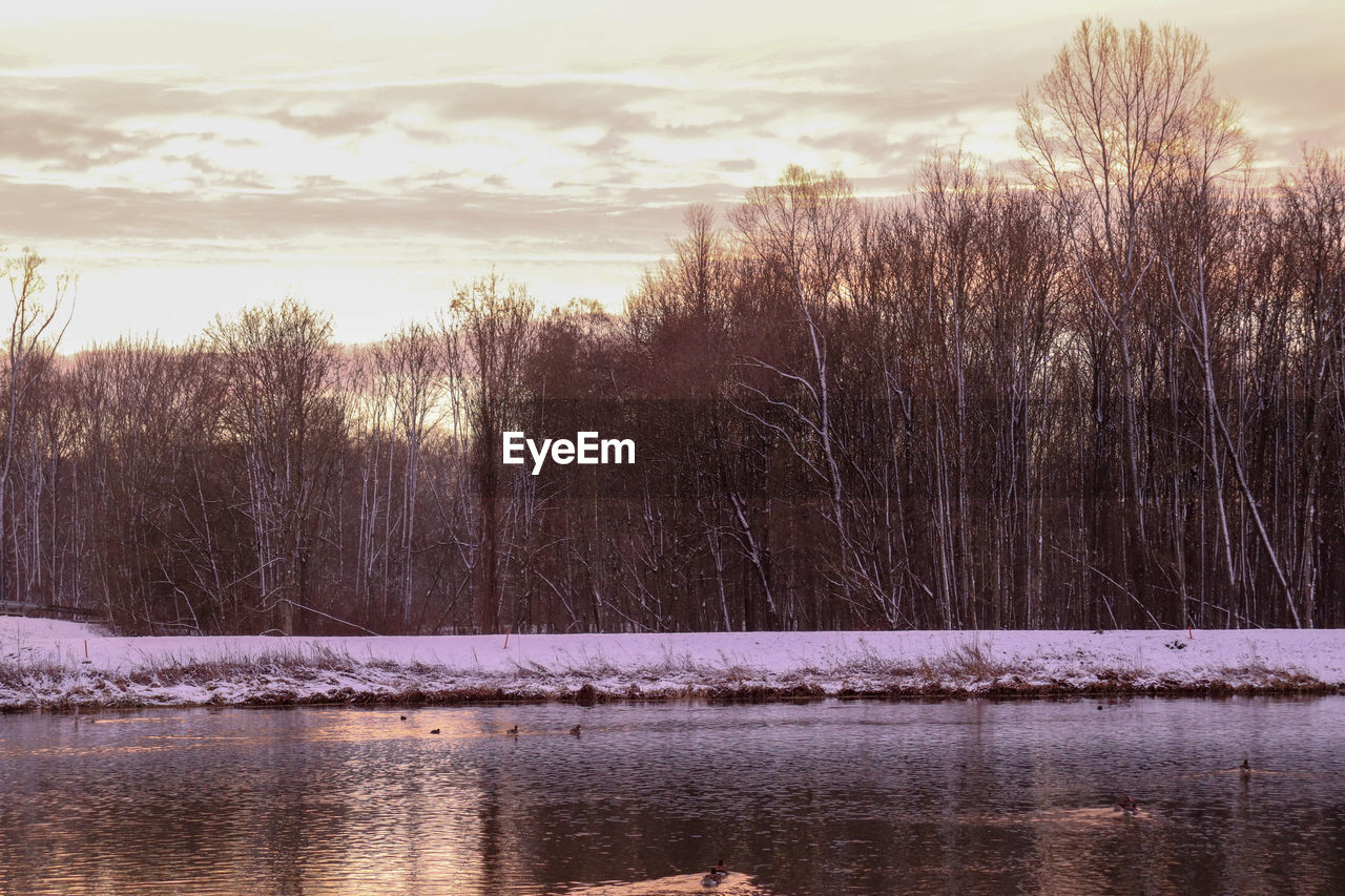 SCENIC VIEW OF LAKE DURING WINTER AGAINST SKY