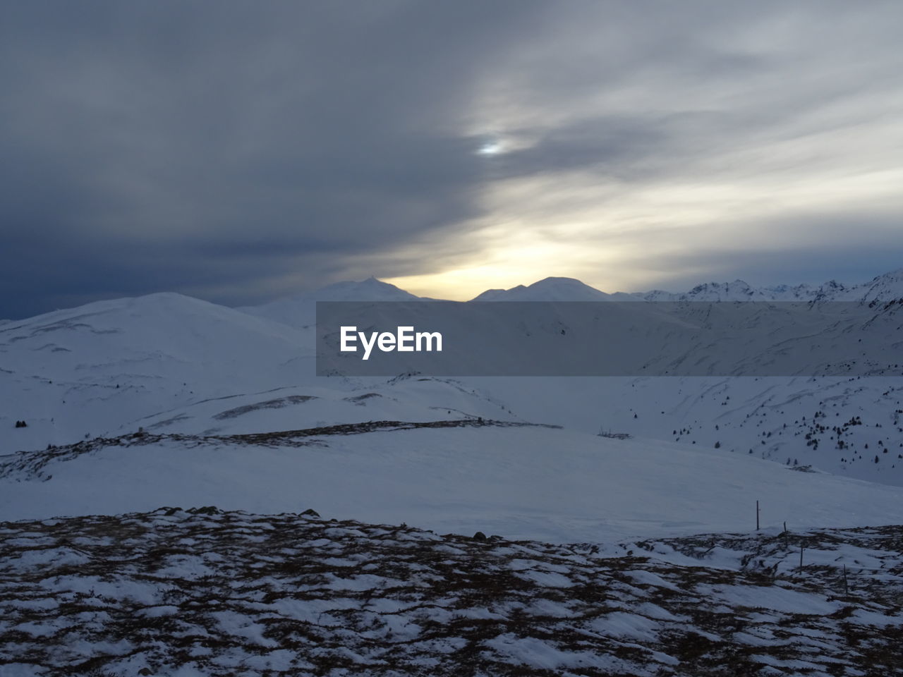 SNOW COVERED MOUNTAINS AGAINST SKY