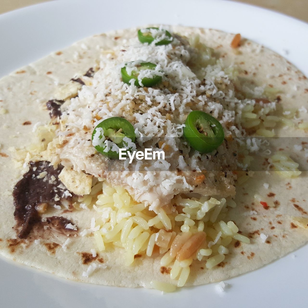 CLOSE-UP OF BREAD ON PLATE