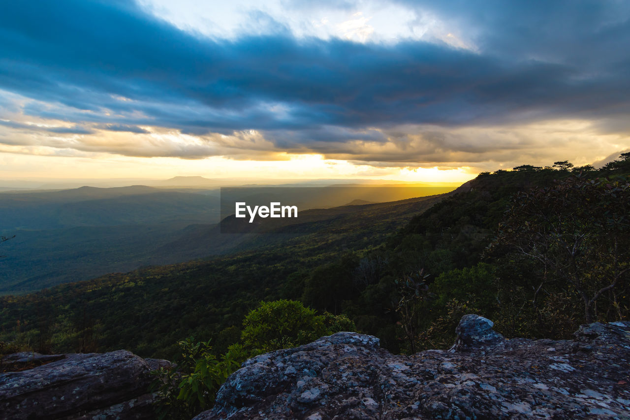 SCENIC VIEW OF MOUNTAINS AGAINST SKY AT SUNSET