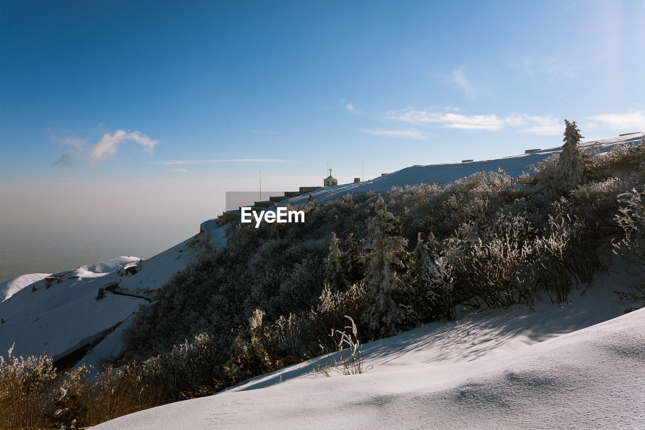 SNOW COVERED MOUNTAINS AGAINST SKY