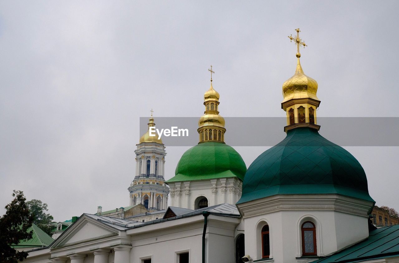 LOW ANGLE VIEW OF BUILDINGS AGAINST SKY