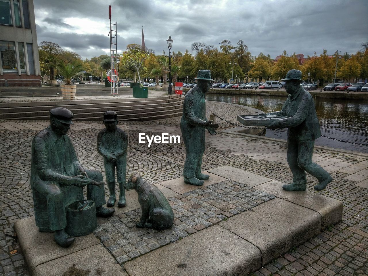 STATUE OF MAN AND WOMAN SCULPTURE