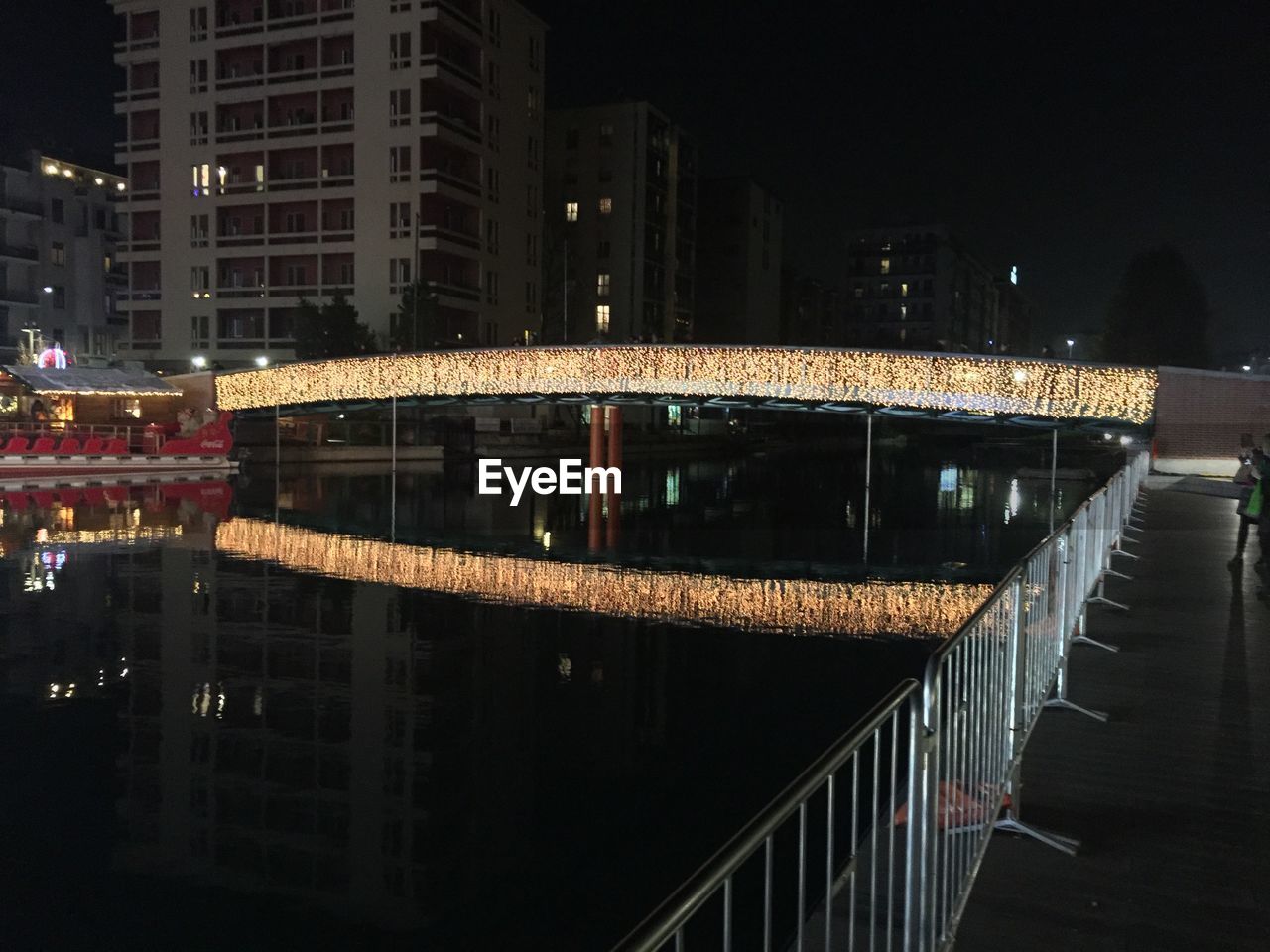 VIEW OF BUILDINGS IN CITY AT NIGHT