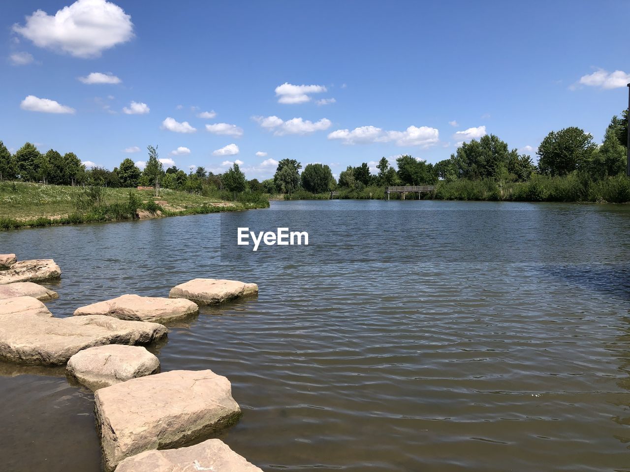 IDYLLIC VIEW OF LAKE AGAINST SKY