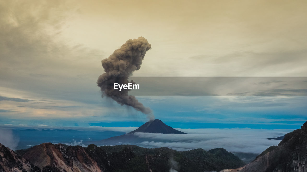 PANORAMIC VIEW OF MOUNTAIN AGAINST SKY