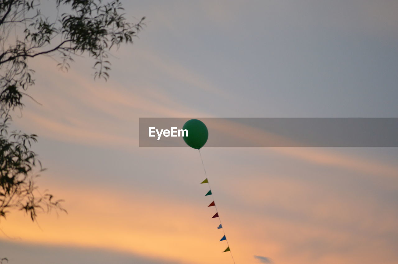 VIEW OF HOT AIR BALLOON AGAINST SKY