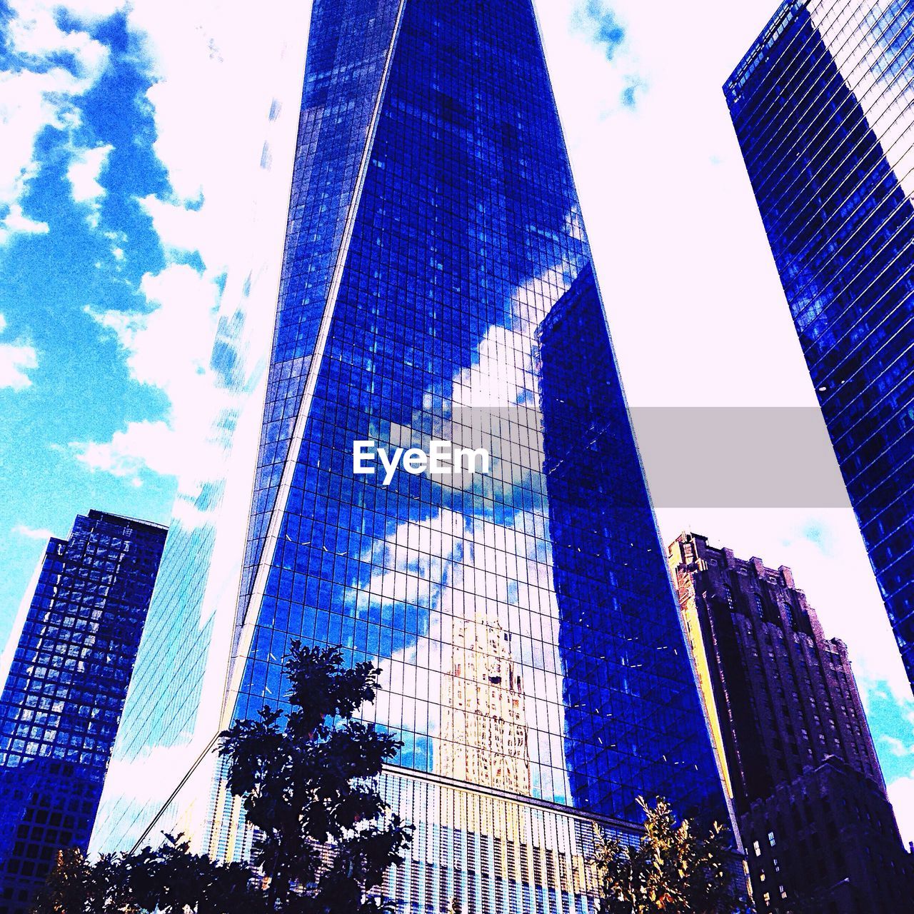 LOW ANGLE VIEW OF MODERN BUILDING AGAINST SKY