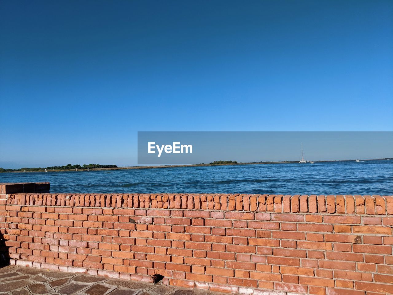 WALL BY SEA AGAINST CLEAR BLUE SKY