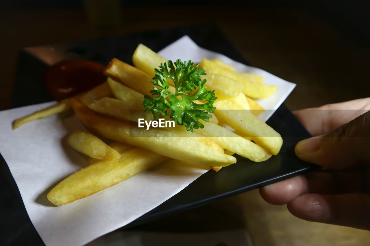 CLOSE-UP OF PERSON PREPARING FOOD