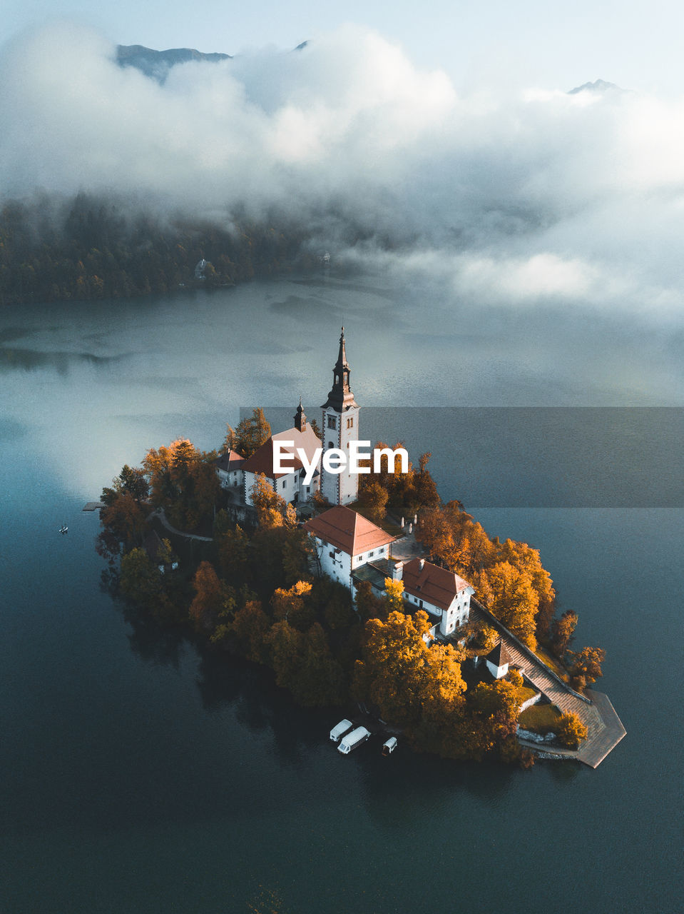 Famous bled lake in triglav national park in the julian alps. autumn colors in slovenia