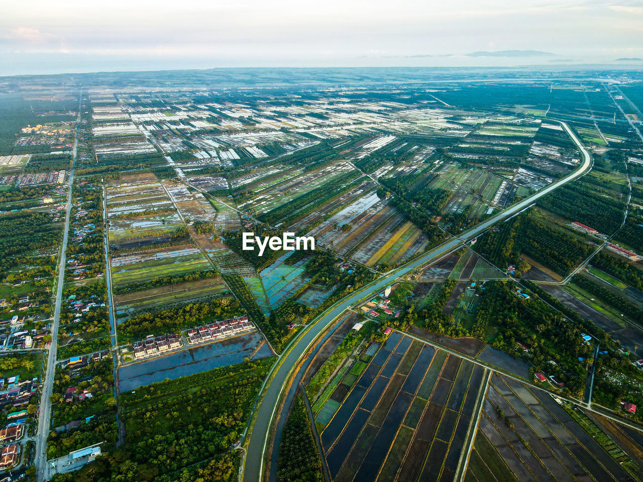 HIGH ANGLE VIEW OF AGRICULTURAL FIELD AGAINST SKY