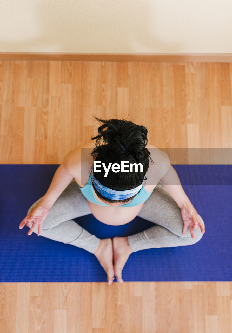 Zenithal photo: pregnant yoga on a yoga pose