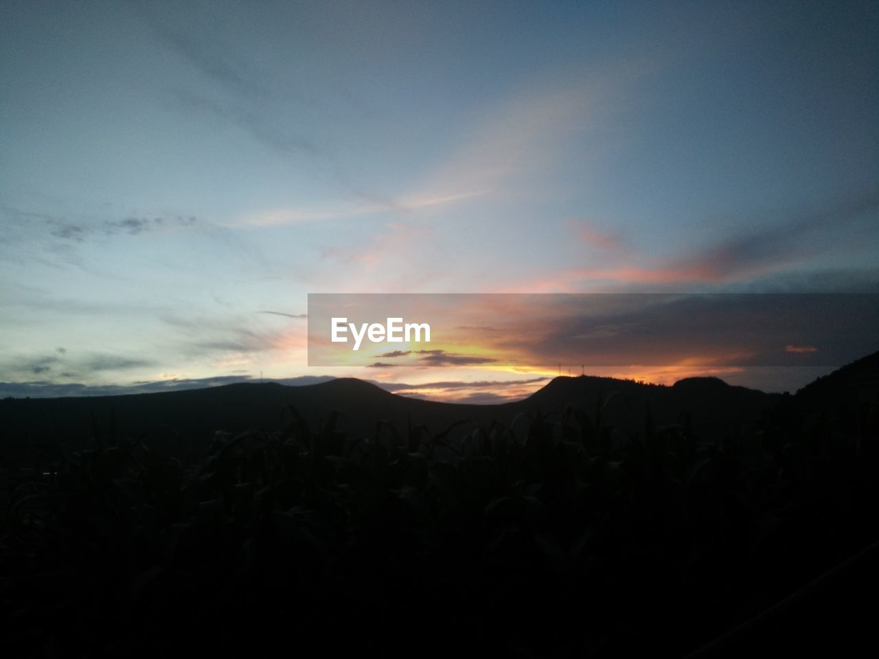 SCENIC VIEW OF SILHOUETTE MOUNTAINS AGAINST SKY