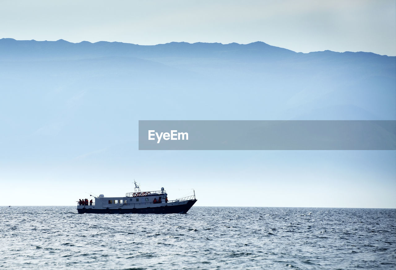 SHIP SAILING ON SEA AGAINST SKY