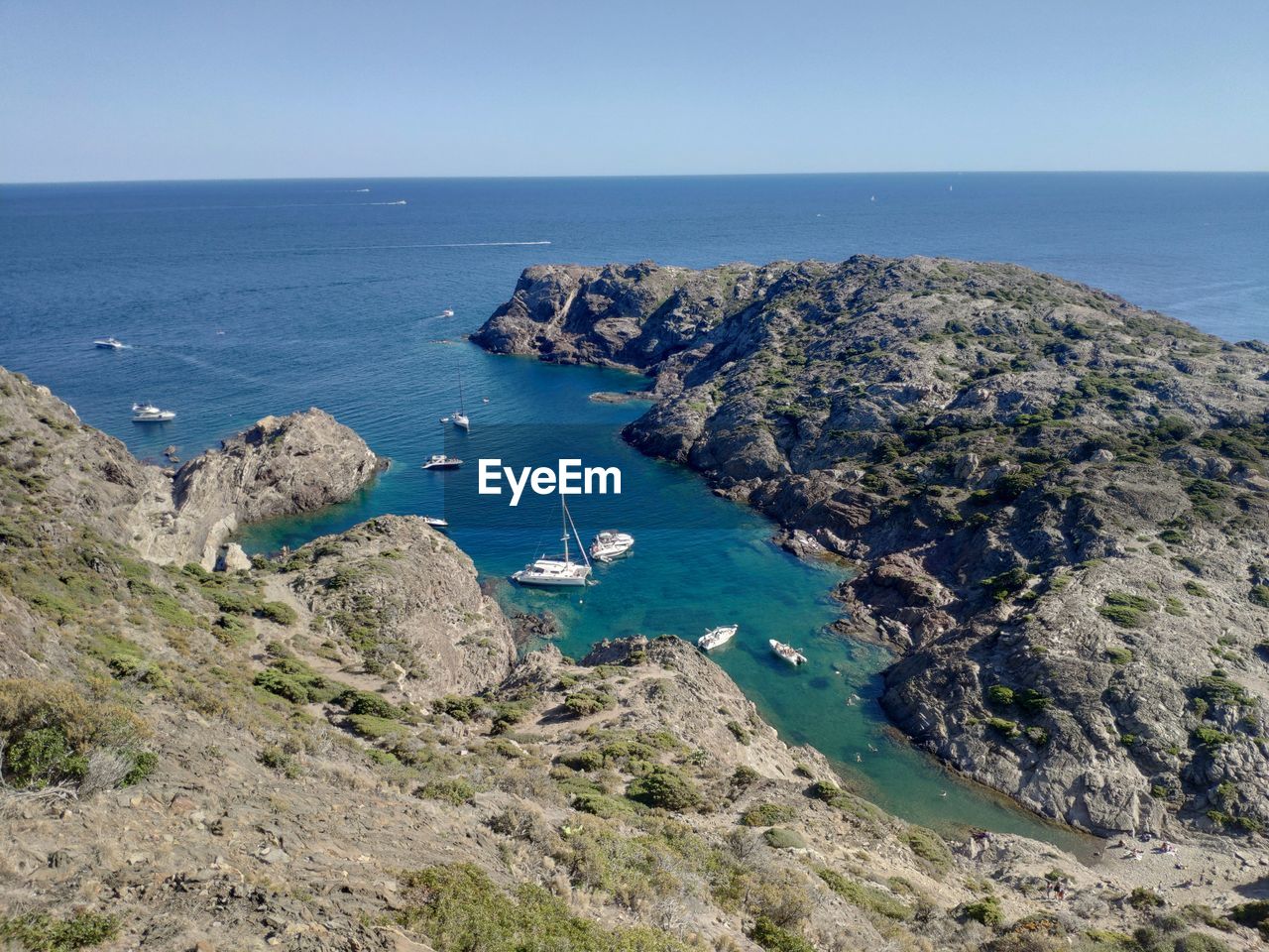 HIGH ANGLE VIEW OF SEA AND SHORE AGAINST SKY