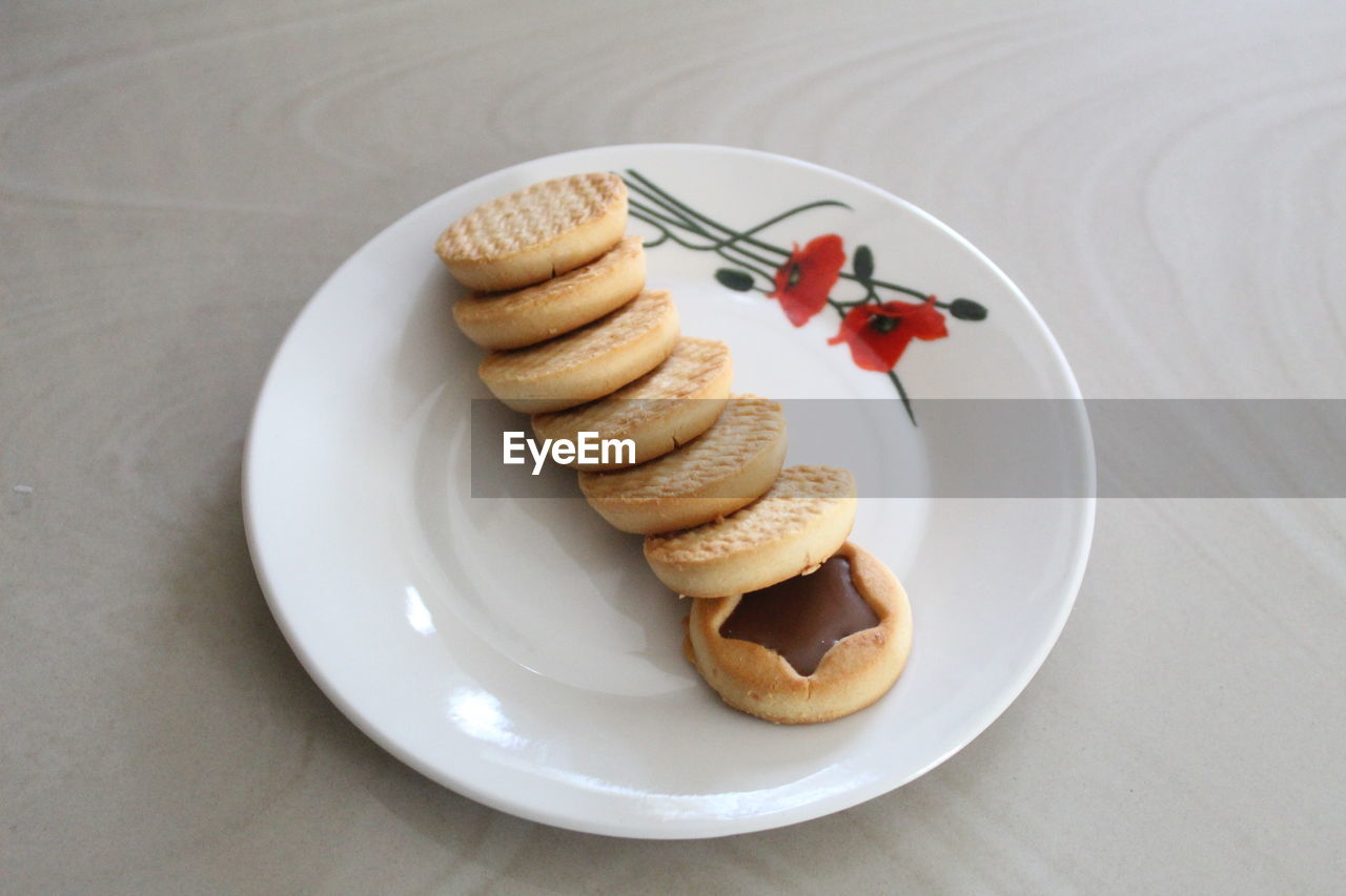 HIGH ANGLE VIEW OF DESSERT IN PLATE