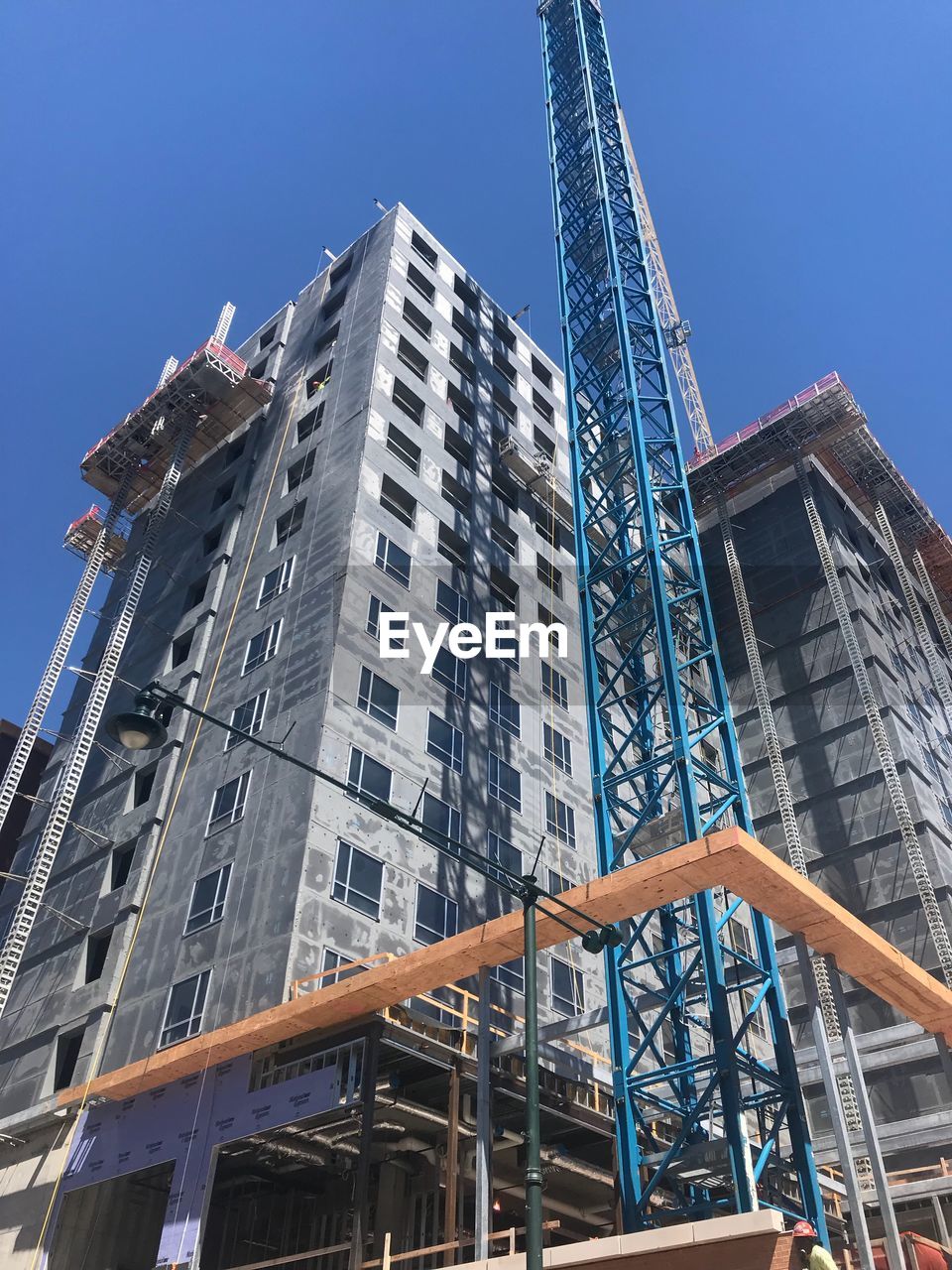 LOW ANGLE VIEW OF MODERN BUILDING AGAINST SKY