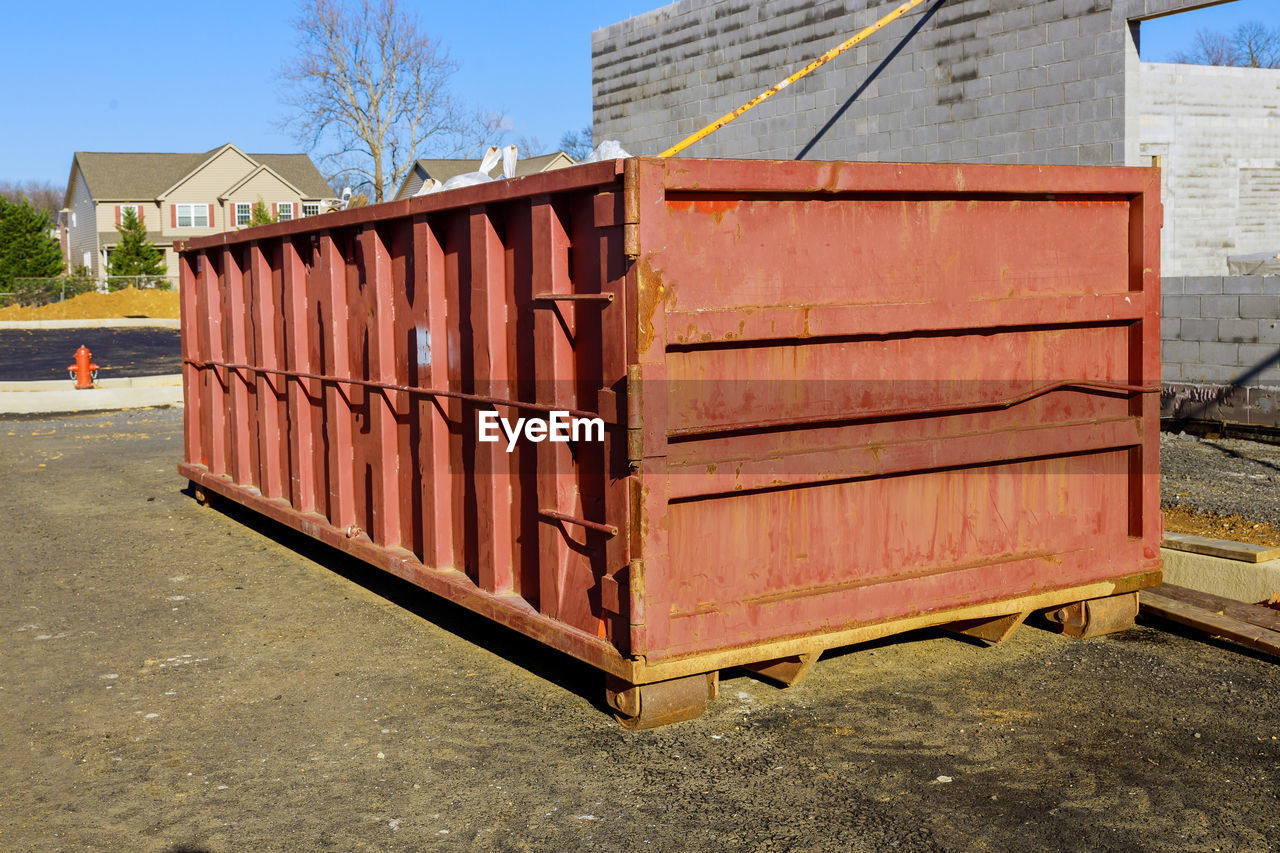 STACK OF METALLIC STRUCTURE IN BUILDING