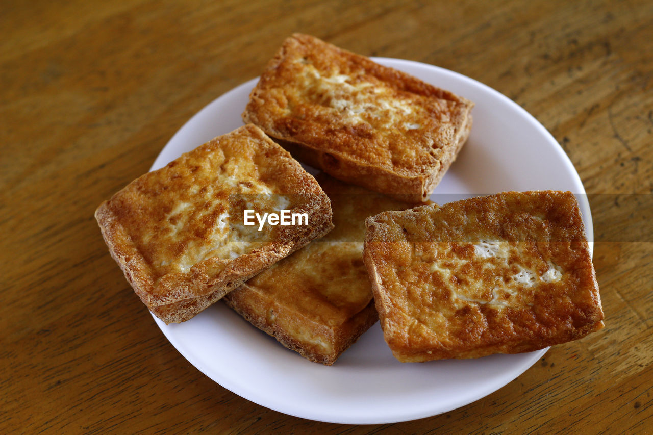 HIGH ANGLE VIEW OF BREAKFAST ON PLATE