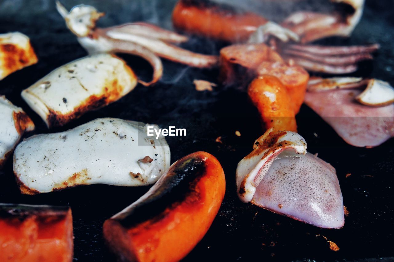 HIGH ANGLE VIEW OF FOOD ON TABLE