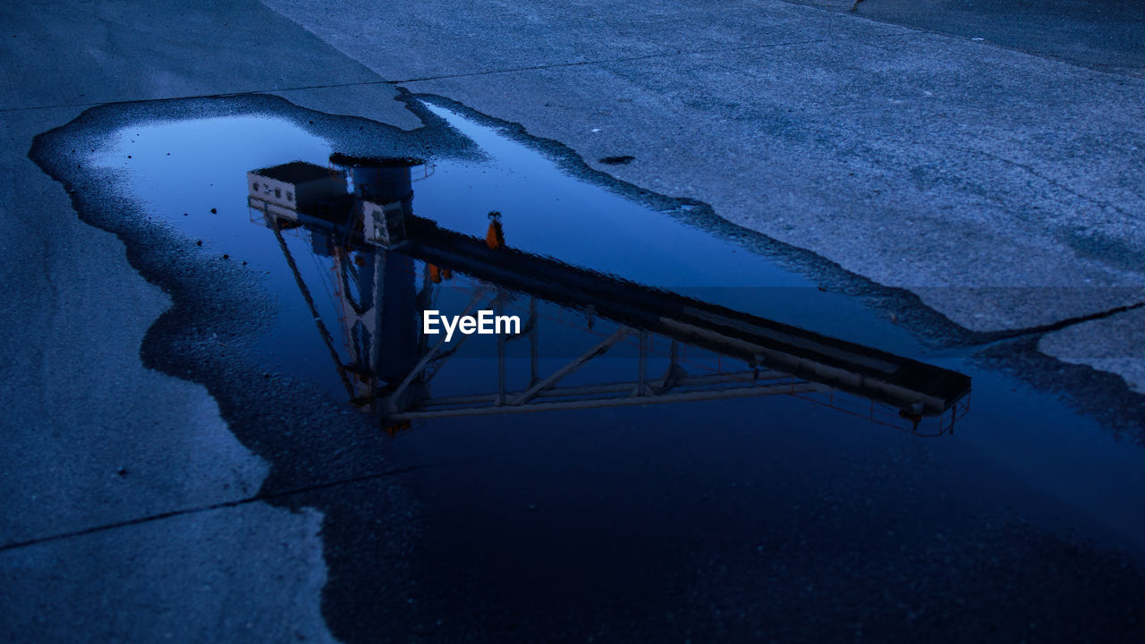 HIGH ANGLE VIEW OF WET PUDDLE IN LAKE