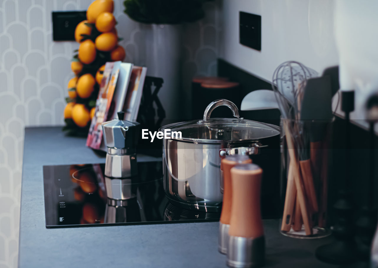 CLOSE-UP OF COFFEE CUP AT HOME