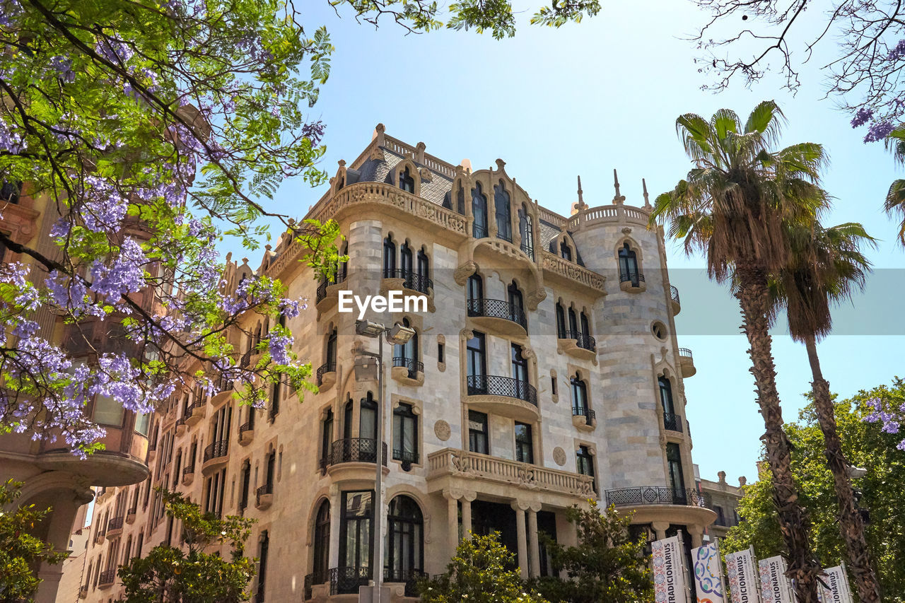 The hotel casa fuster was built in 1908 by the architect lluís domènech i montaner in barcelona