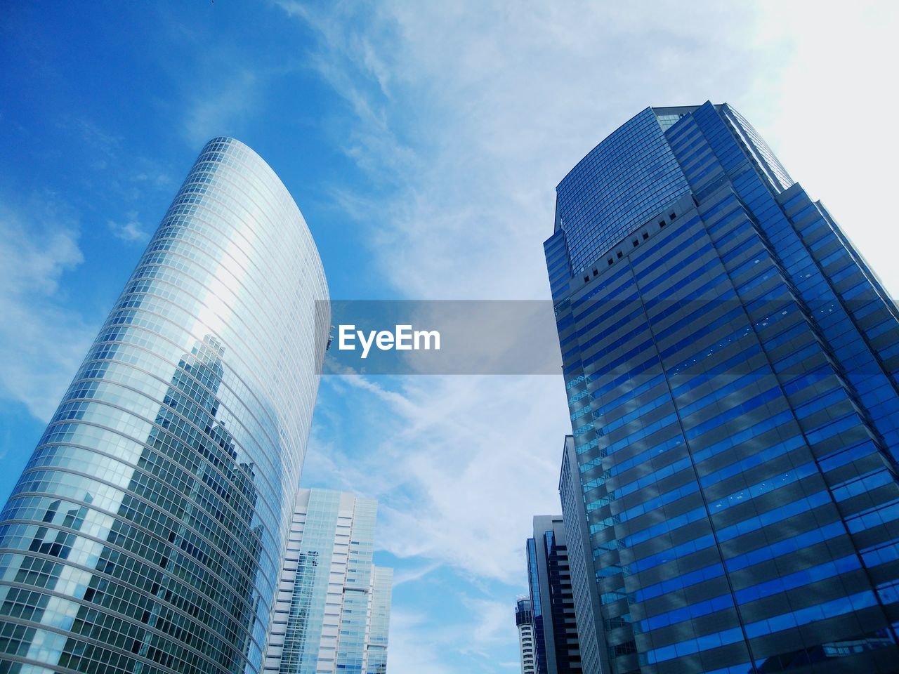 LOW ANGLE VIEW OF BUILDINGS AGAINST SKY