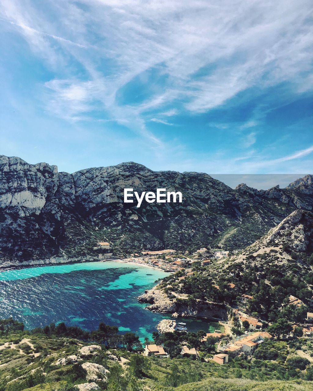 SCENIC VIEW OF SEA BY MOUNTAIN AGAINST SKY