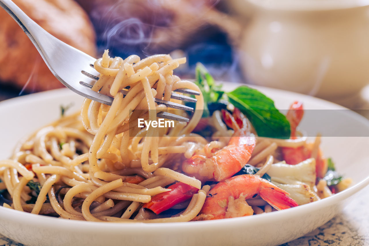 CLOSE-UP OF NOODLES IN BOWL