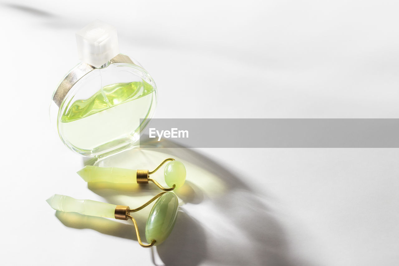 HIGH ANGLE VIEW OF WINE GLASS ON WHITE TABLE