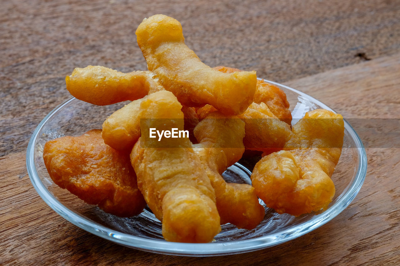 HIGH ANGLE VIEW OF FOOD IN BOWL ON TABLE