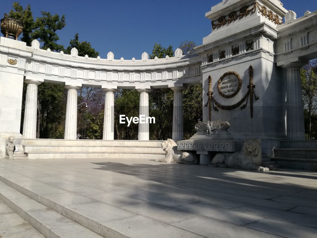 STATUE OF HISTORIC BUILDING