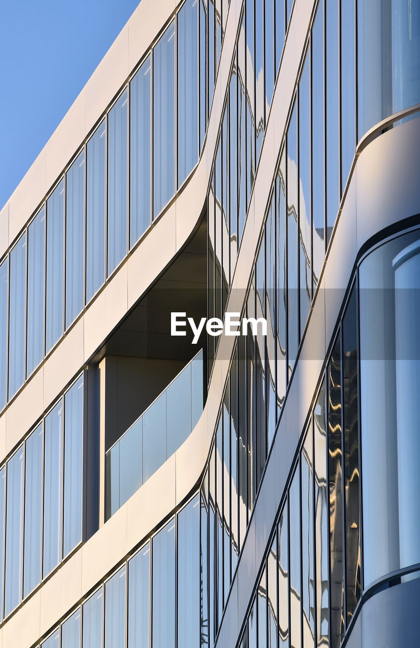 DIRECTLY BELOW SHOT OF MODERN BUILDING AGAINST SKY