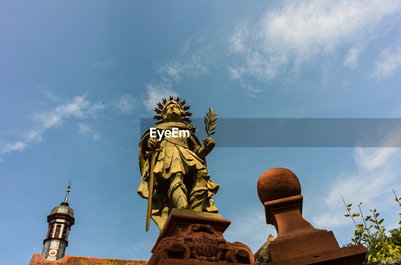 LOW ANGLE VIEW OF STATUE OF ANGEL AGAINST SKY
