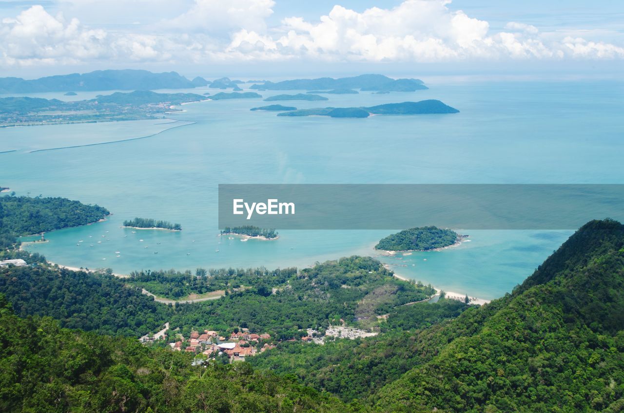 HIGH ANGLE VIEW OF TOWNSCAPE AGAINST SEA