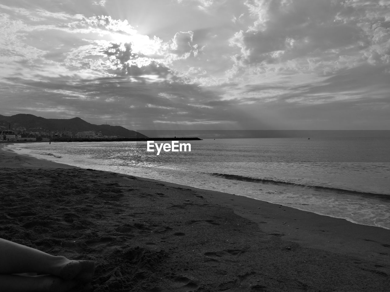 SCENIC VIEW OF SEA BY MOUNTAINS AGAINST SKY