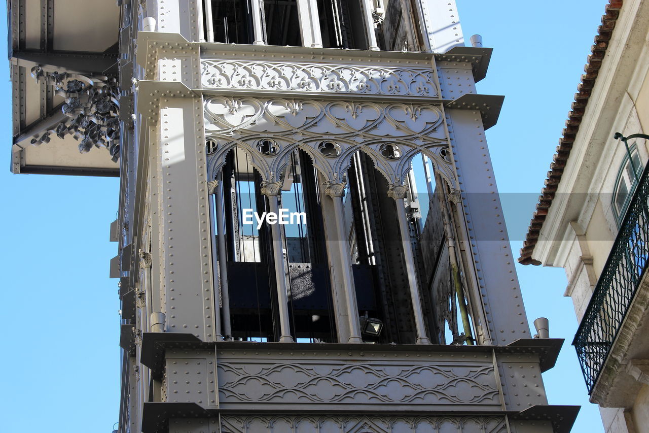 LOW ANGLE VIEW OF A SCULPTURE OF A BUILDING