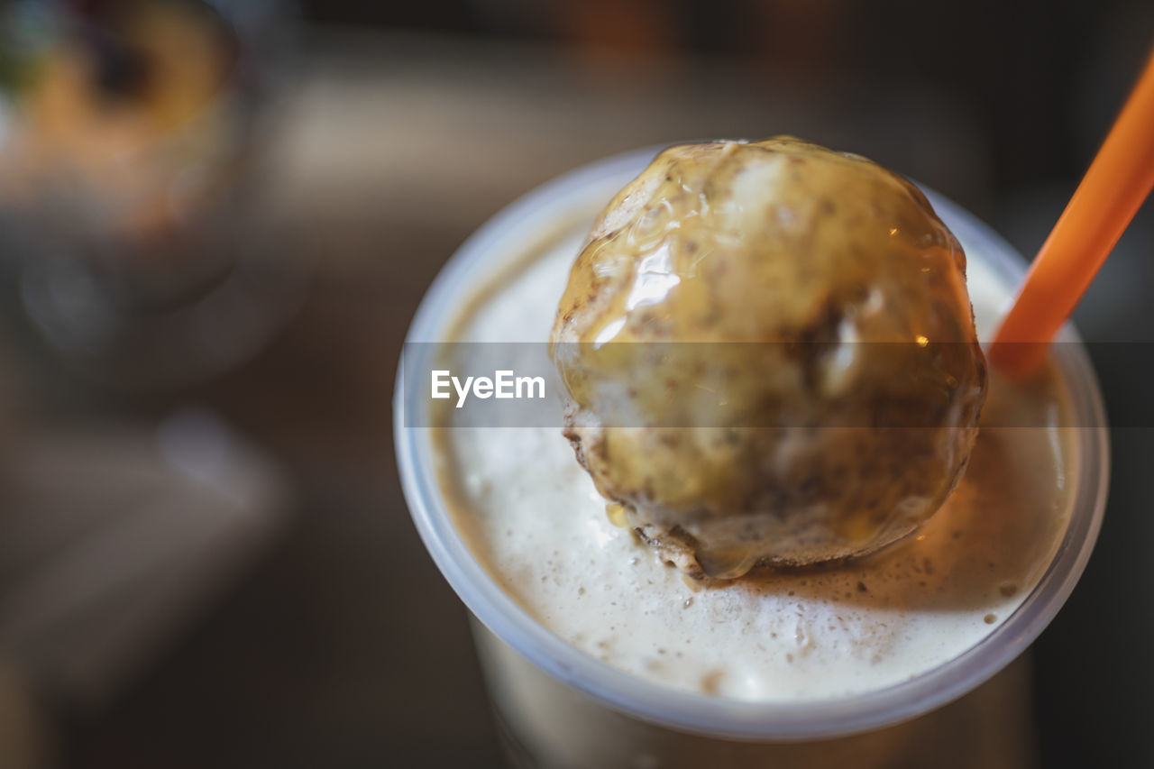 HIGH ANGLE VIEW OF COFFEE IN GLASS