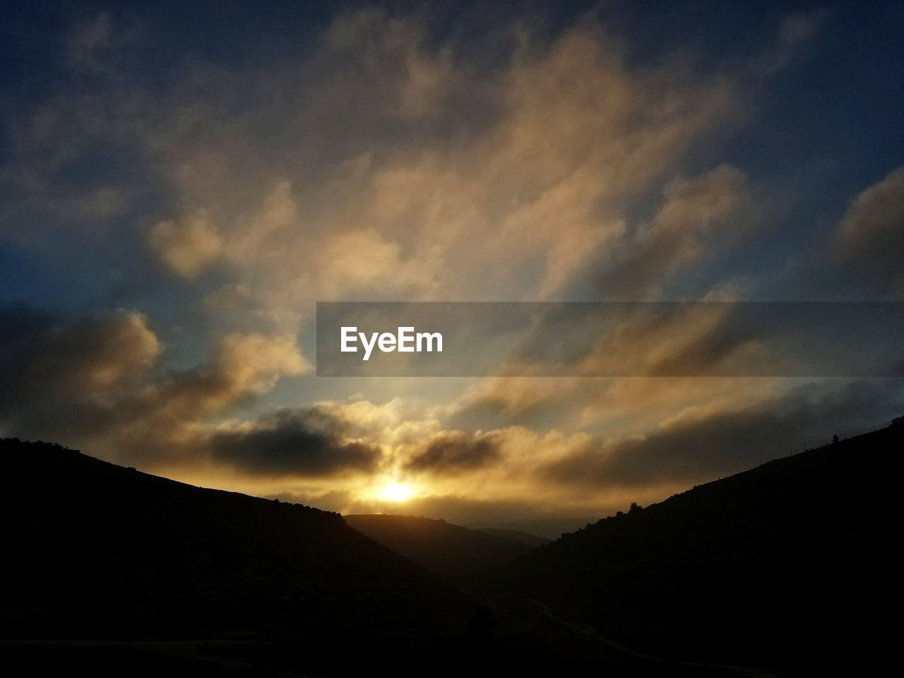 SILHOUETTE MOUNTAIN AGAINST SKY DURING SUNSET