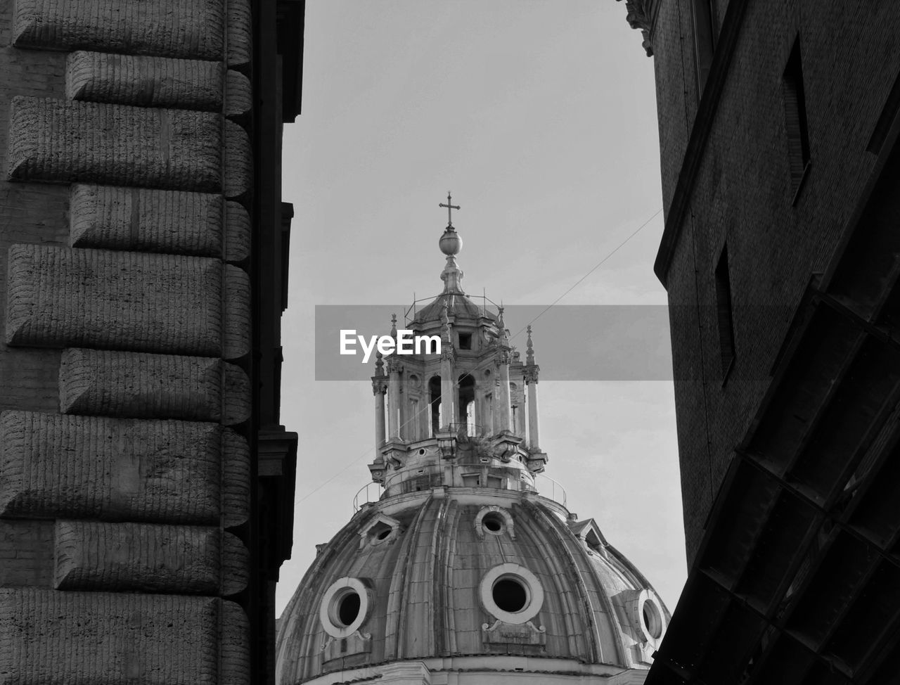 LOW ANGLE VIEW OF A BUILDING AGAINST SKY