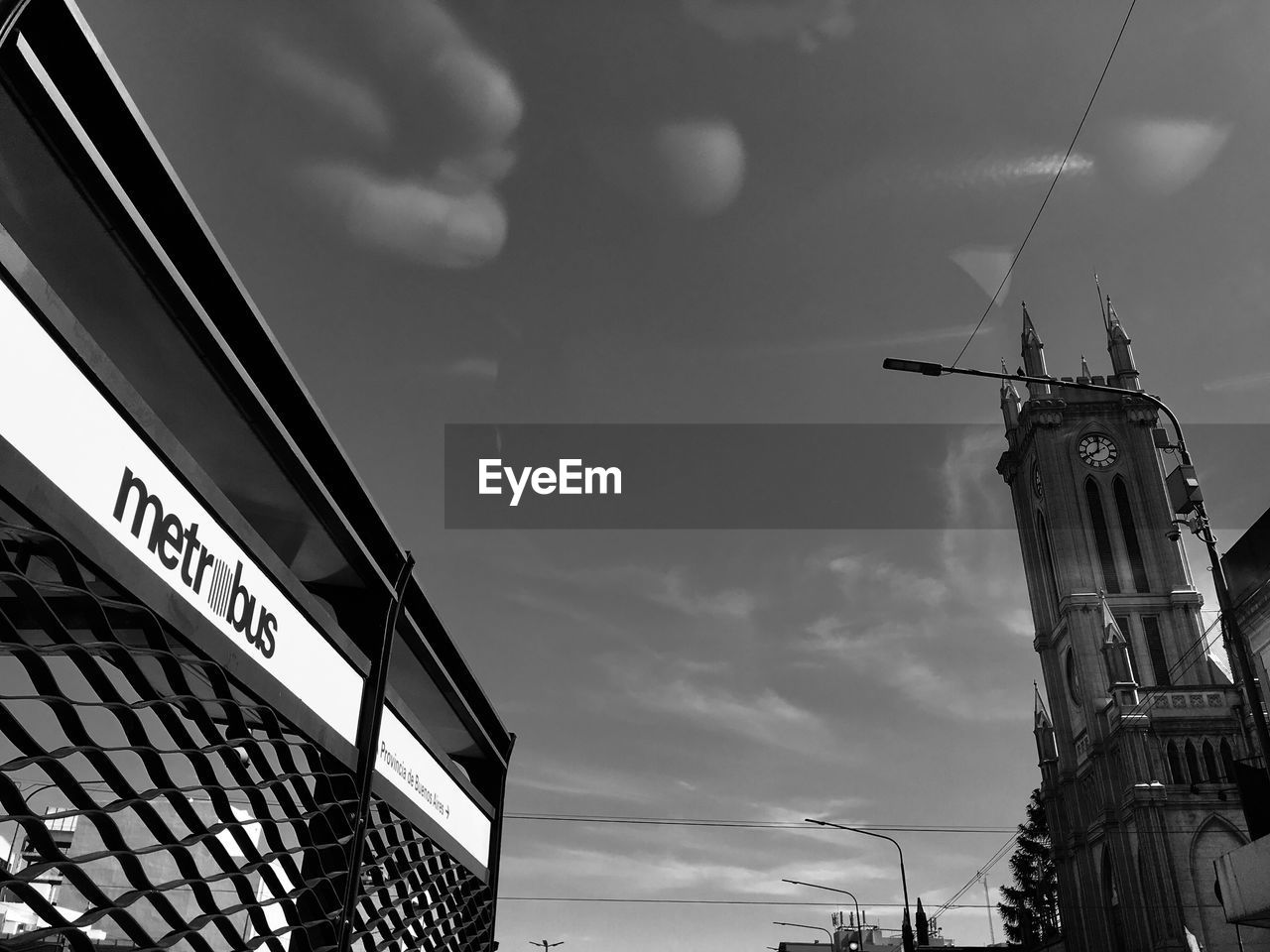 LOW ANGLE VIEW OF BUILT STRUCTURE AGAINST SKY