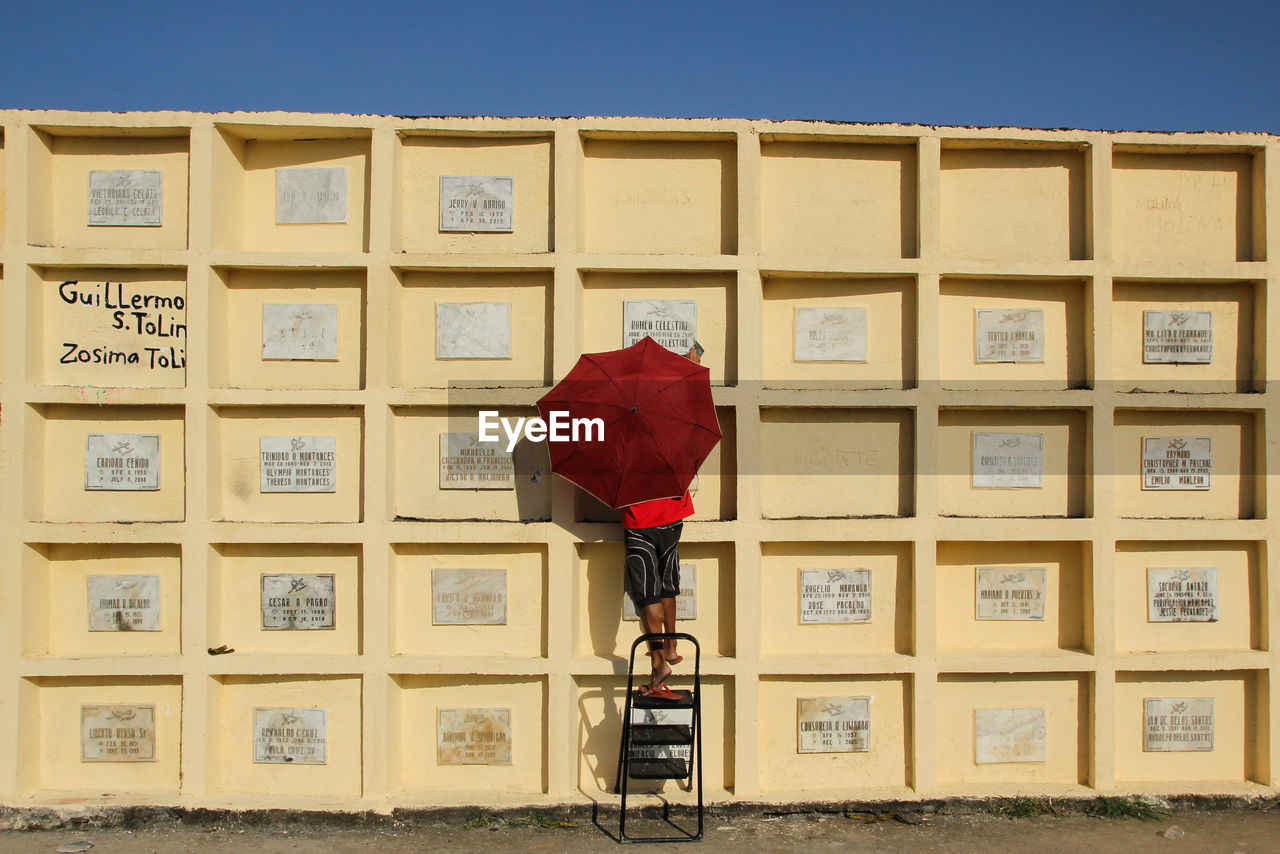 LOW ANGLE VIEW OF BUILT STRUCTURE AGAINST SKY