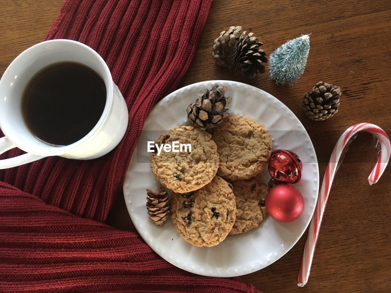 HIGH ANGLE VIEW OF COFFEE AND COOKIES ON TABLE