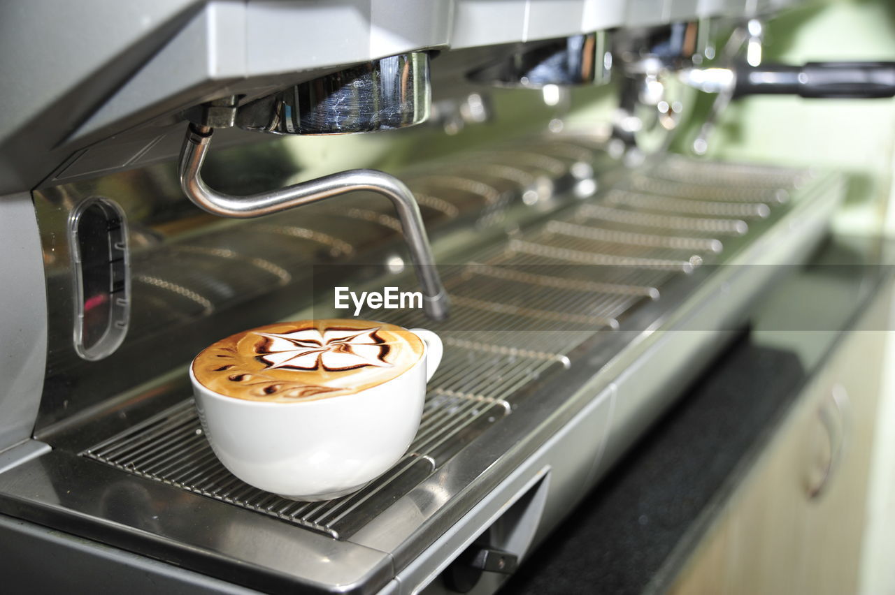 HIGH ANGLE VIEW OF COFFEE CUP ON TABLE