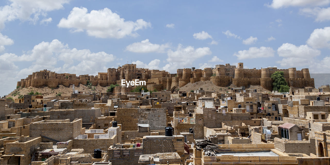 AERIAL VIEW OF BUILDINGS IN CITY