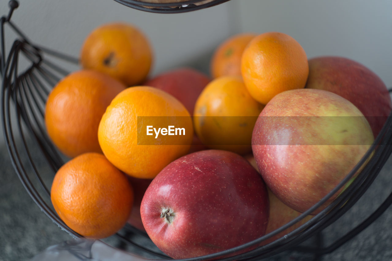 HIGH ANGLE VIEW OF ORANGES IN CONTAINER