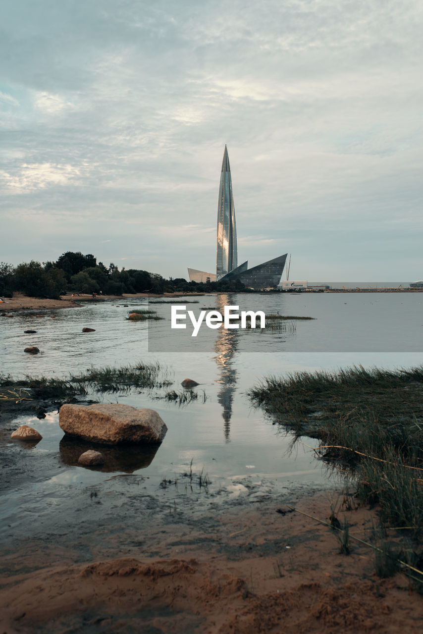 SAILBOAT IN SEA AGAINST SKY