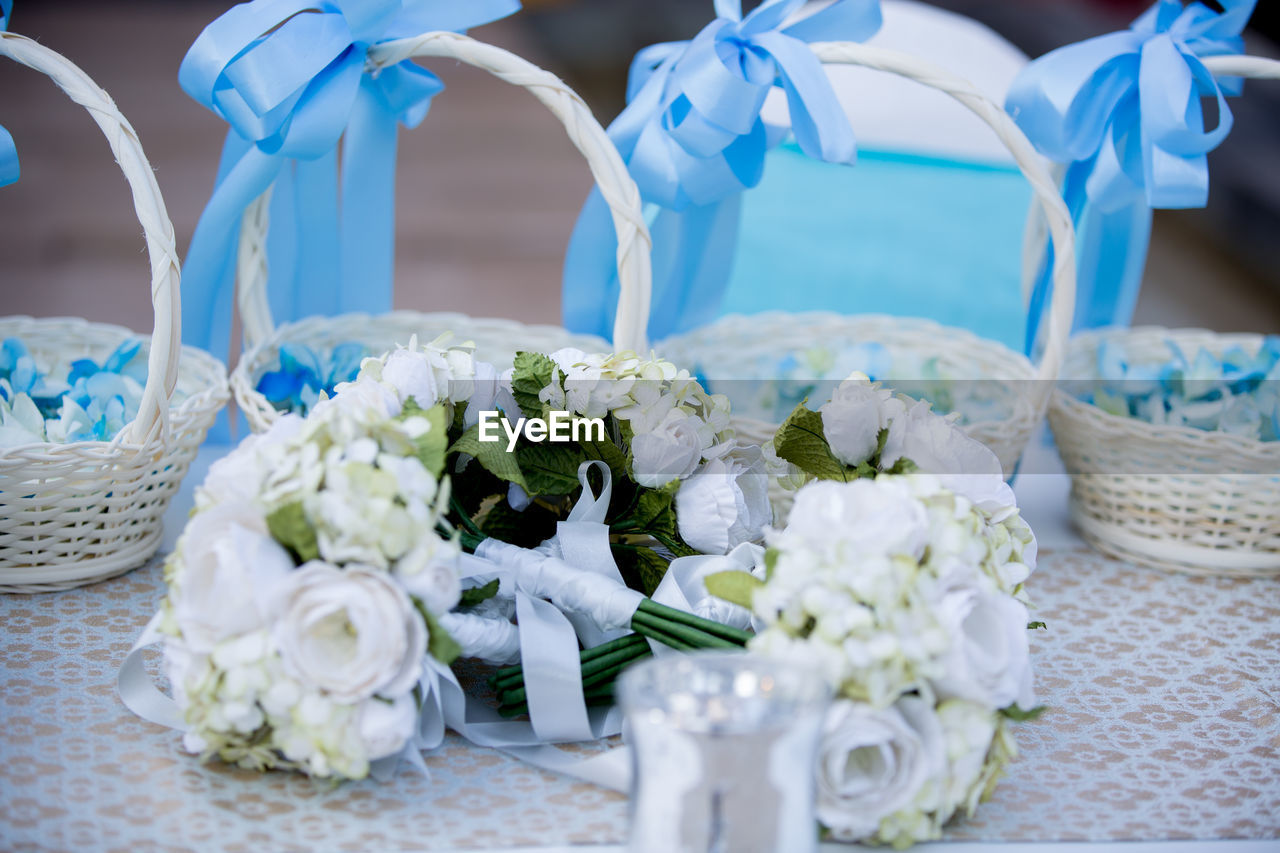CLOSE-UP OF WHITE FLOWERS IN VASE